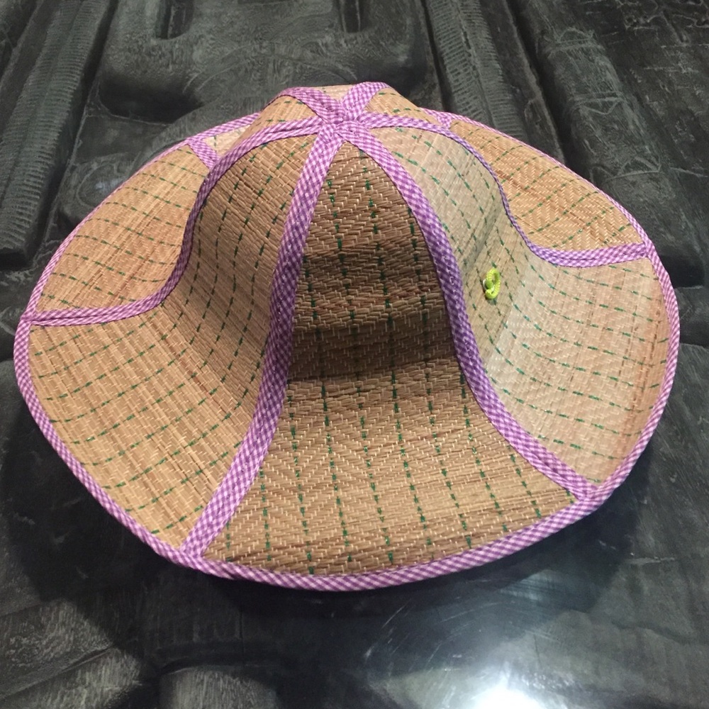 Foldable Vietnamese straw hat new.