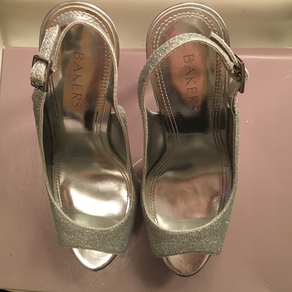 Silver Heels - Picture 2 of 3