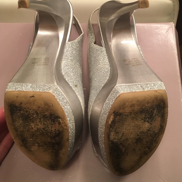 Silver Heels - Picture 3 of 3