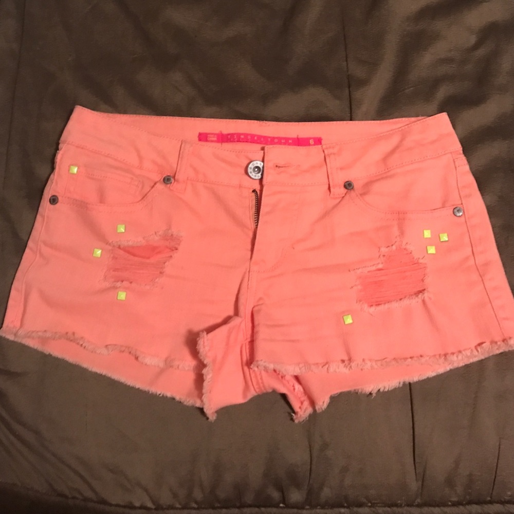 Distressed pink/ peach denim shorts 🍑