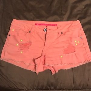 Distressed pink/ peach denim shorts 🍑