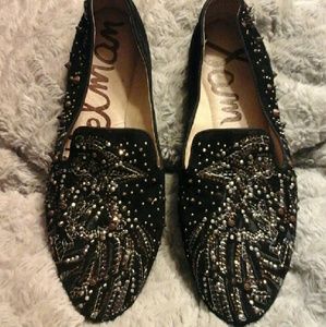 A pair of flat shoes