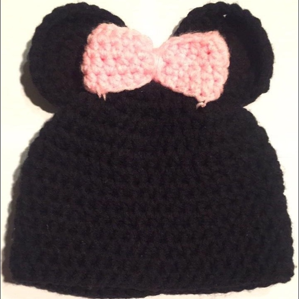 Minnie Mouse knit hat 🎀