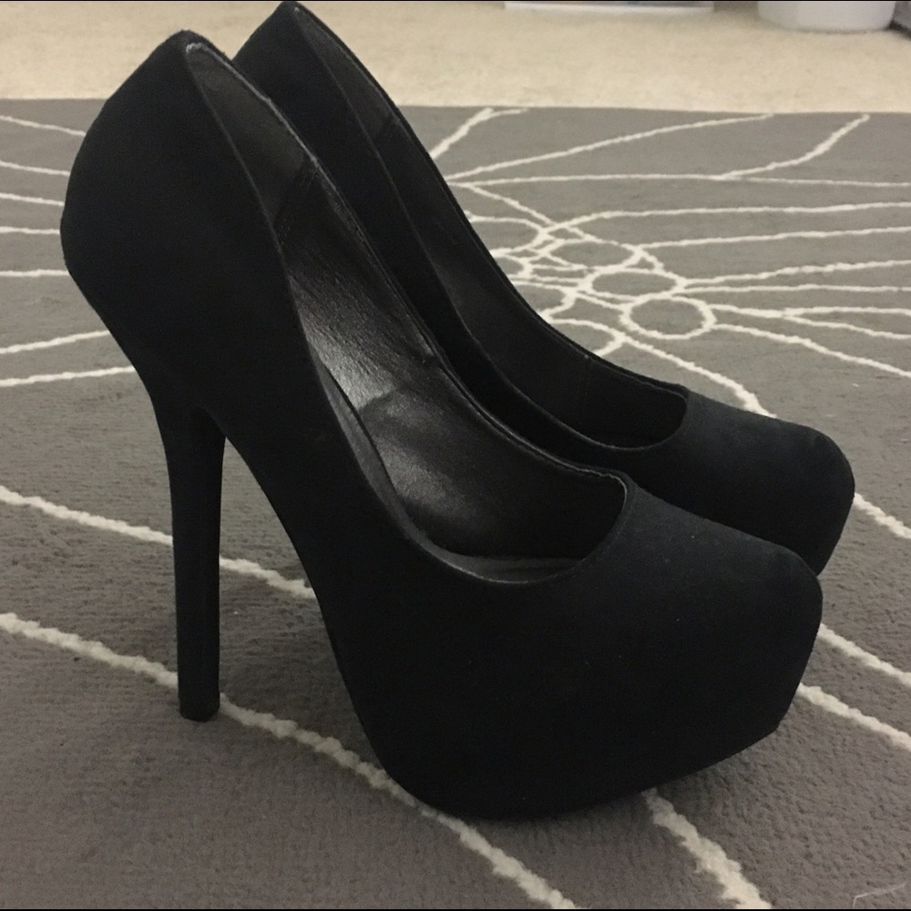 Charolotte Russe black pumps