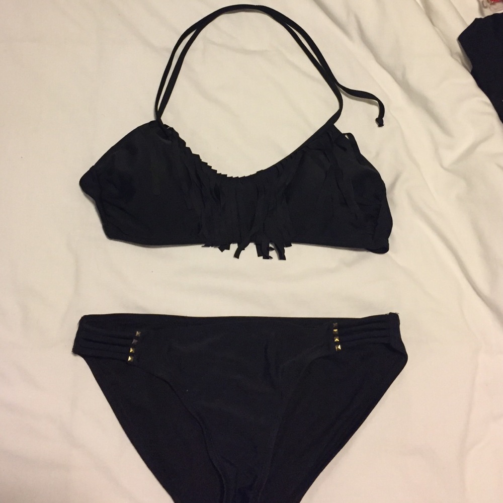 Fringe top size L and black bottoms size M