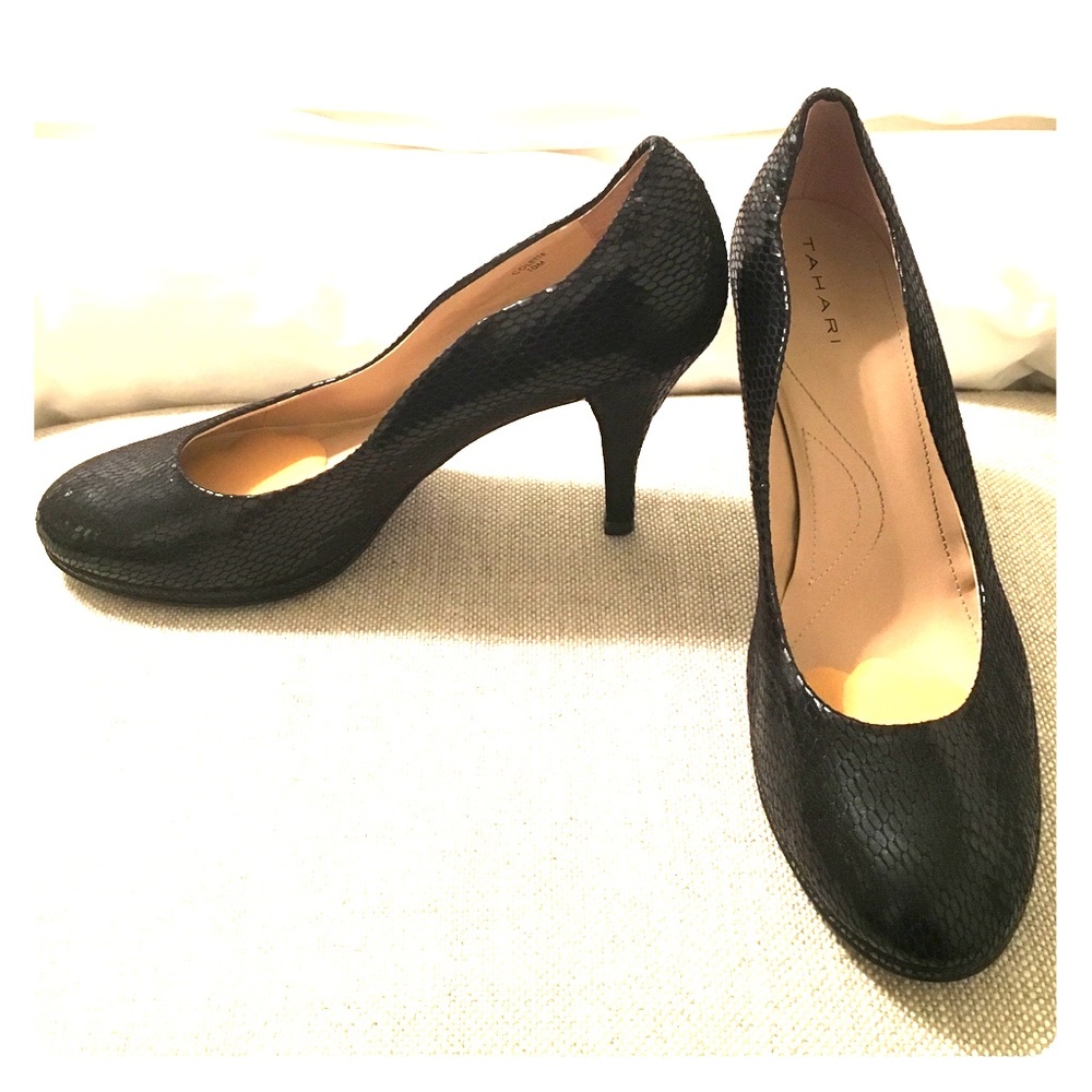 Tahari snake skin style pumps heels 4"