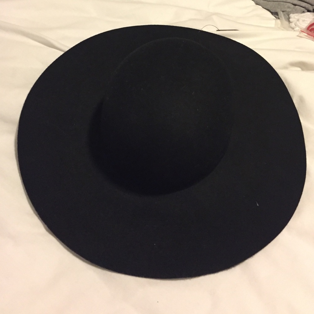 Black felt floppy hat