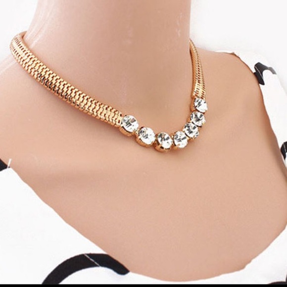 🆕Gold statement necklace - Picture 2 of 4