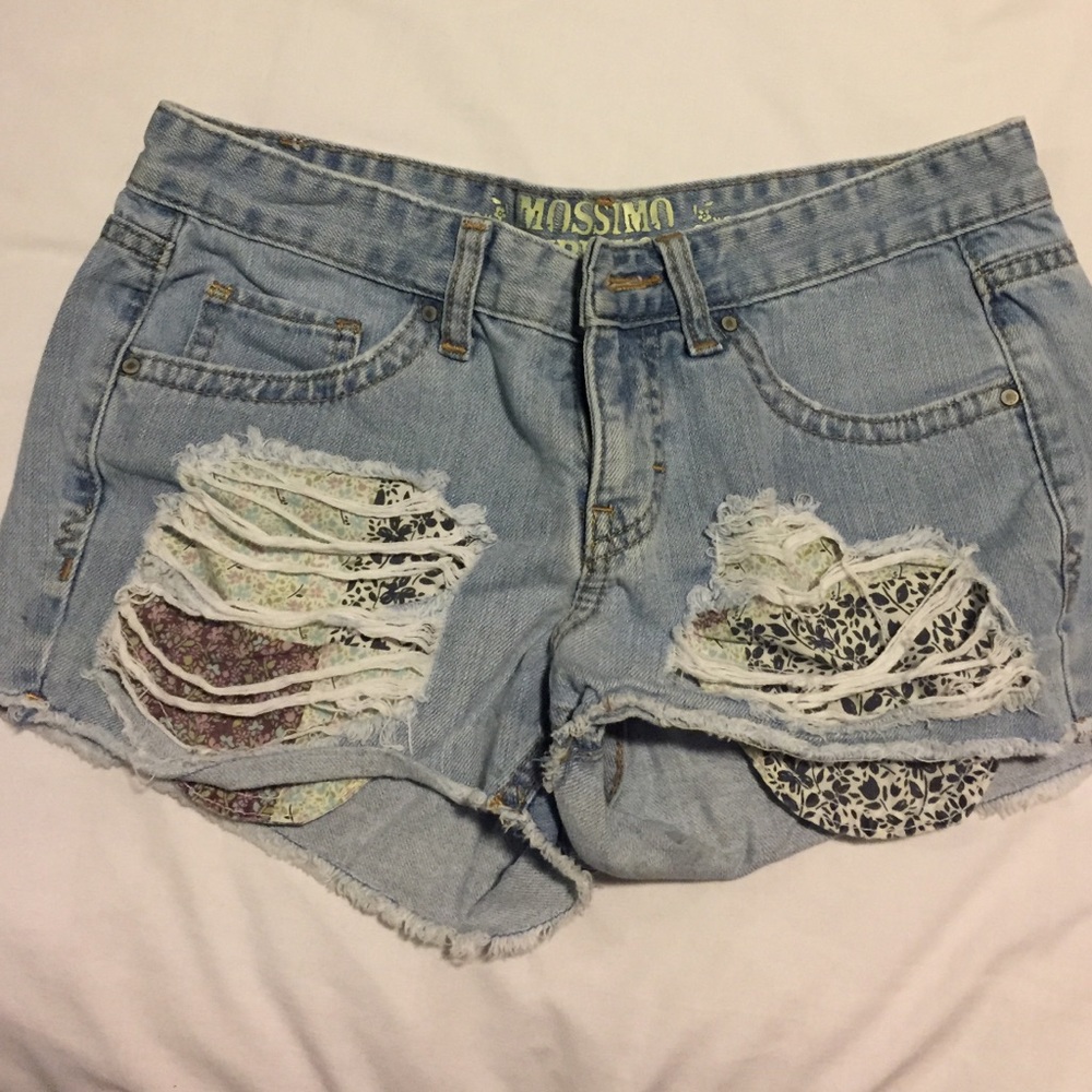 Jean shorts with patterned pockets