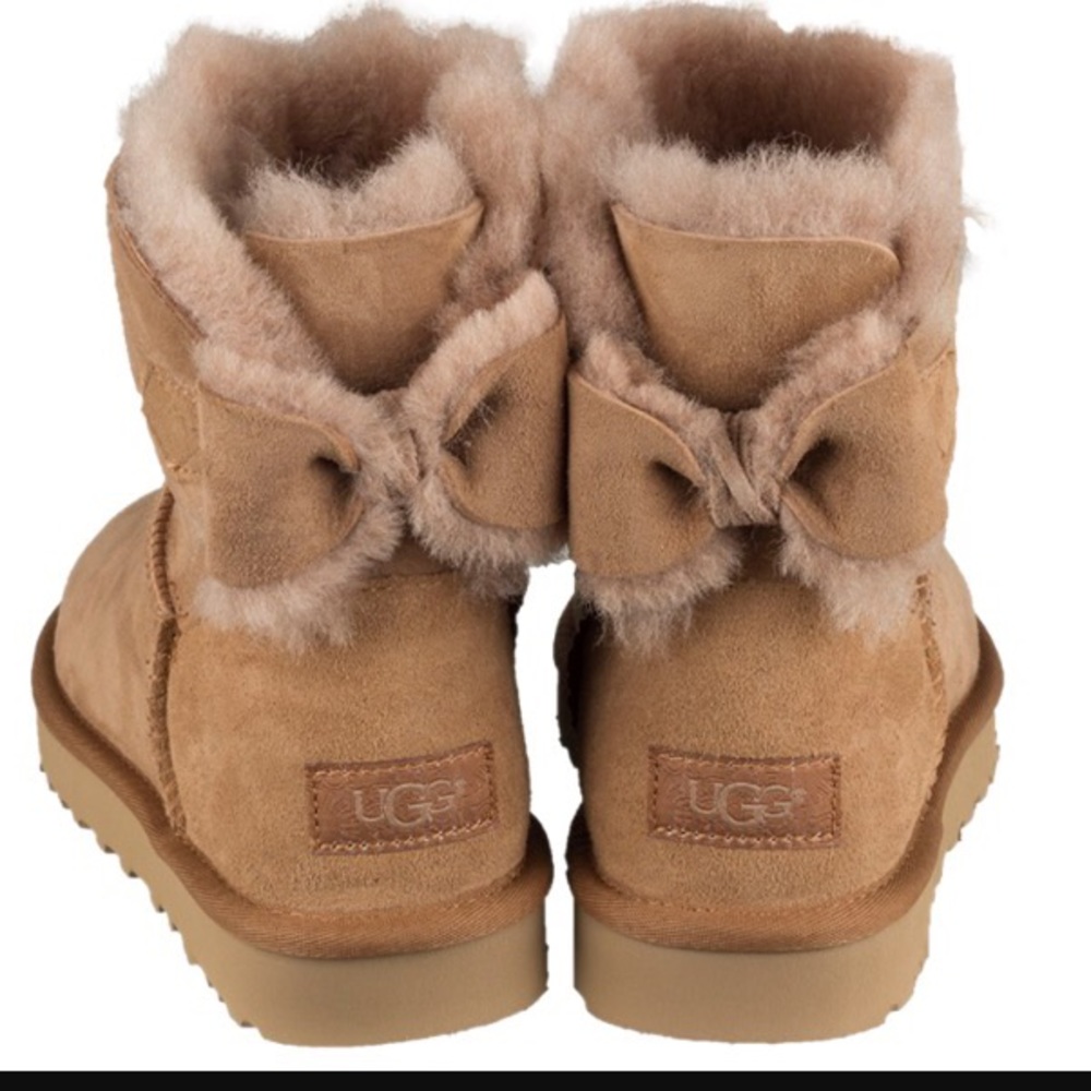 🚫SOLD Locally🚫AUTHENTIC ugg bow in chestnut.