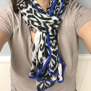 Adorable scarf w royal blue accents