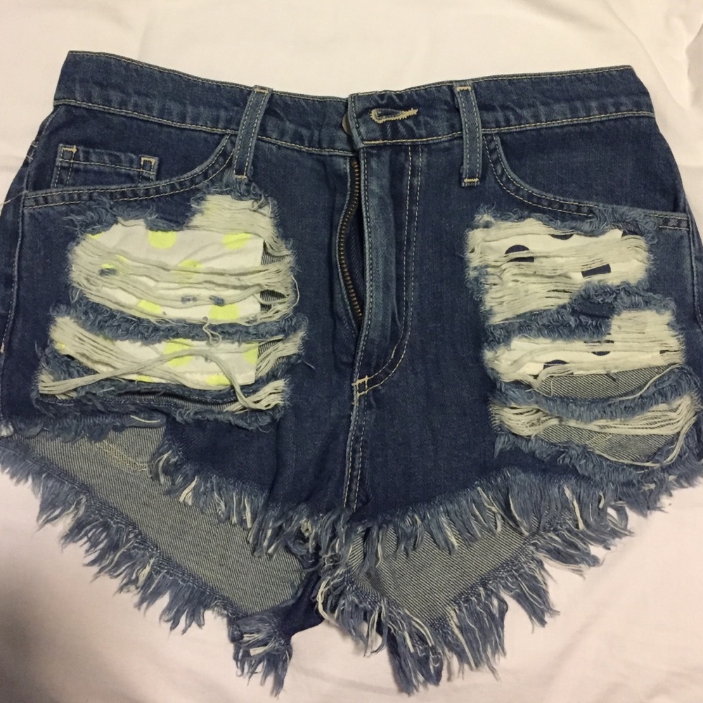 Jean shorts with patterned pockets