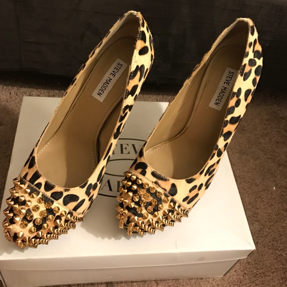 Leopard spiked pumps 👠