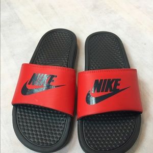 Nike mens  red and black slippers  size 6Y