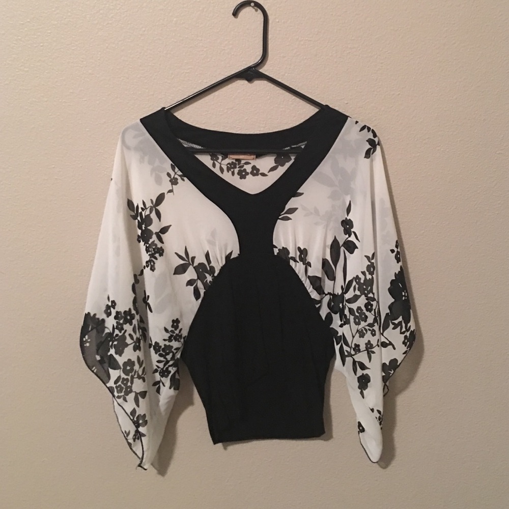 Twenty one size small black and white top