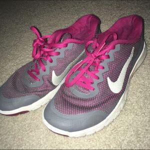 Nike tennis shoes size 6 girls good condition