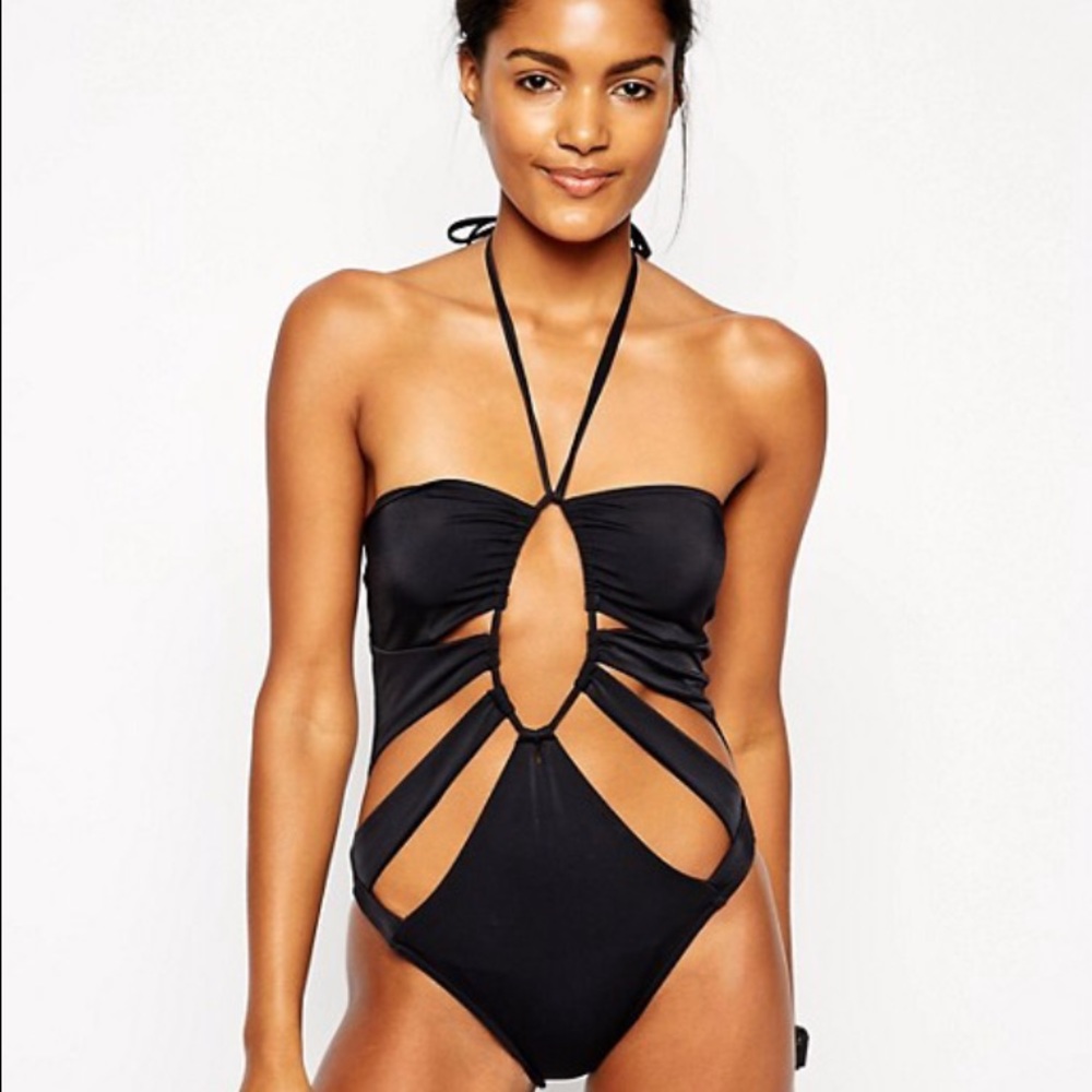 Key hole swim suit