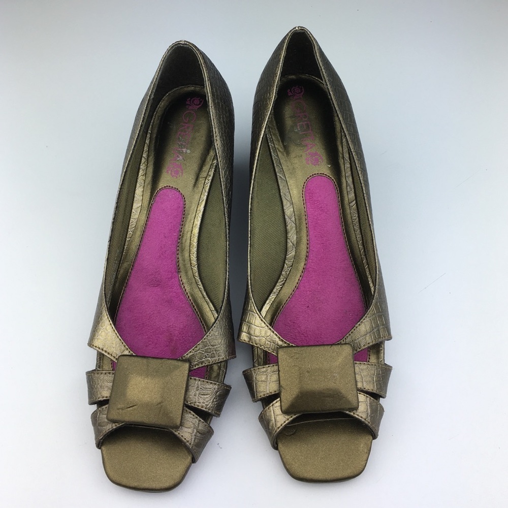 Size 8 wedge heels.