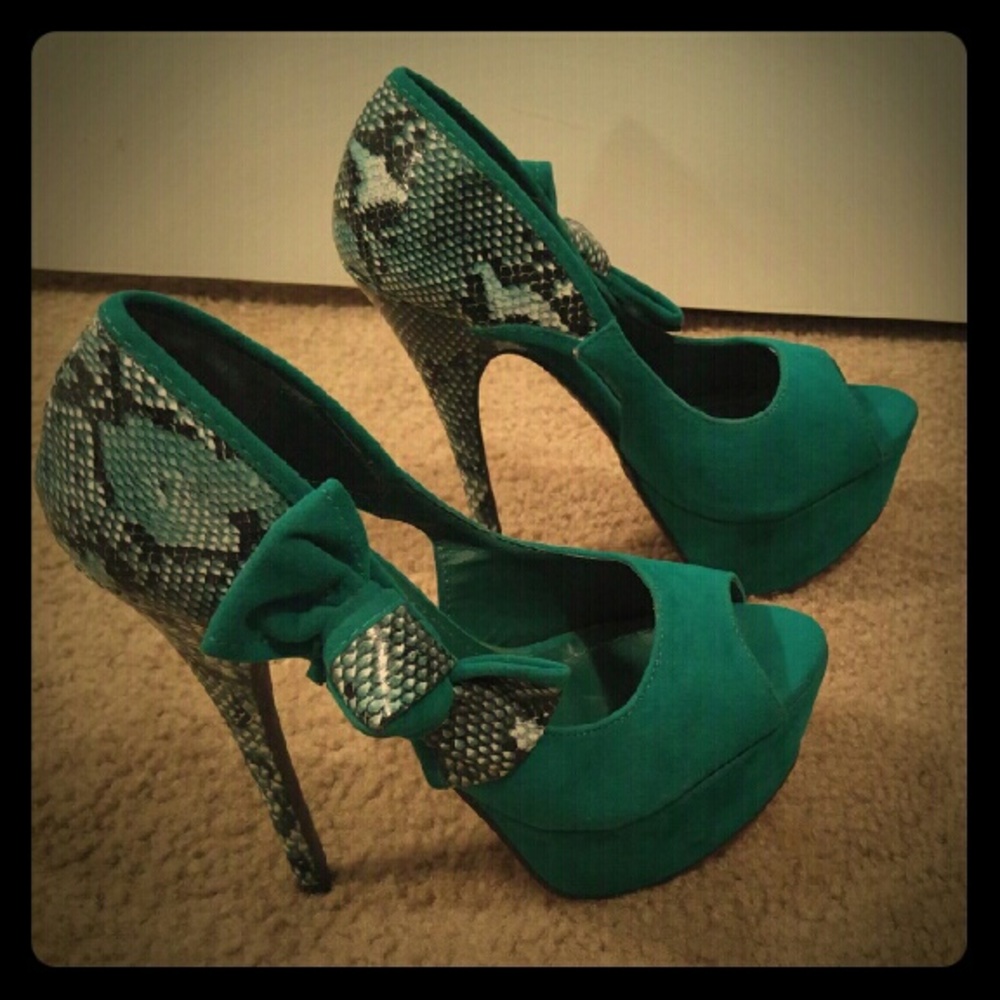Green and leopard print stilettos with side bow