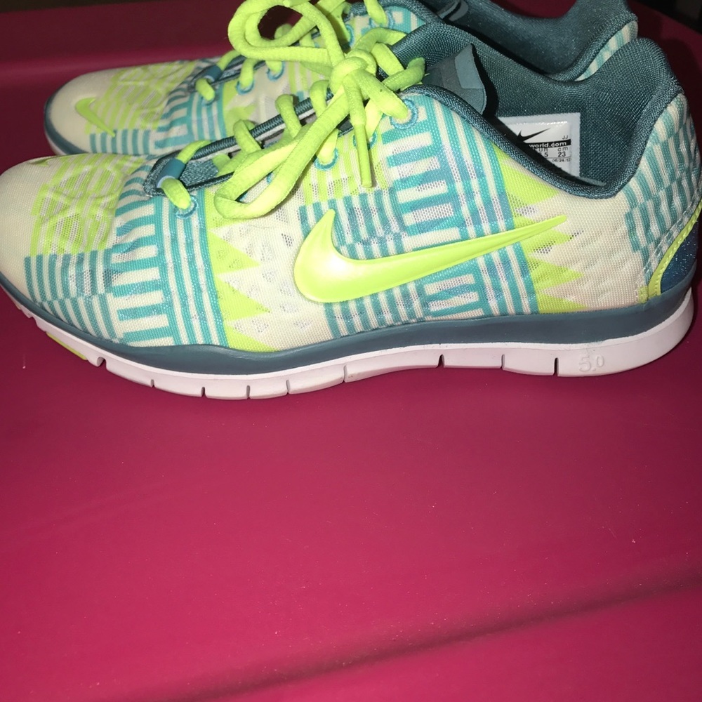 Nike free runs 5.0 SIZE 6 fun pattern!!