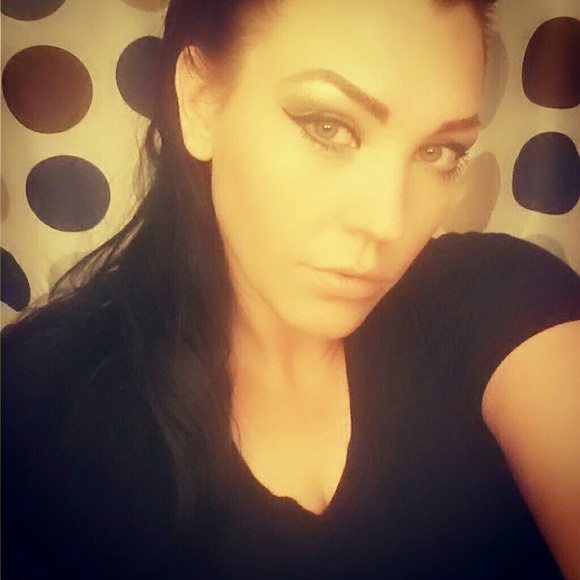 Meet your Posher, Steph - Picture 2 of 2