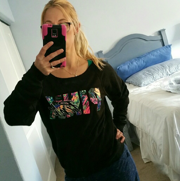 🔴SOLD🔴 VS PINK, Tropical Palms Sweatshirt - Picture 4 of 4