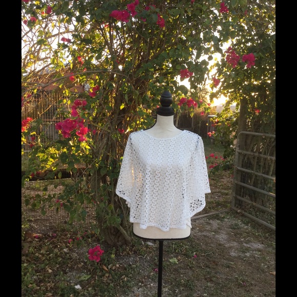 ❗SOLD❗🎉HP🎉Lavish White Crochet Poncho - Picture 2 of 4