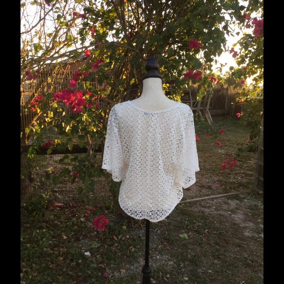❗SOLD❗🎉HP🎉Lavish White Crochet Poncho - Picture 4 of 4