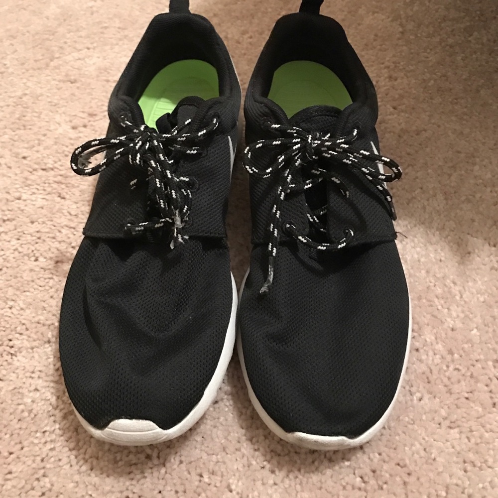 NIKE WOMEN ROSHE RUNS