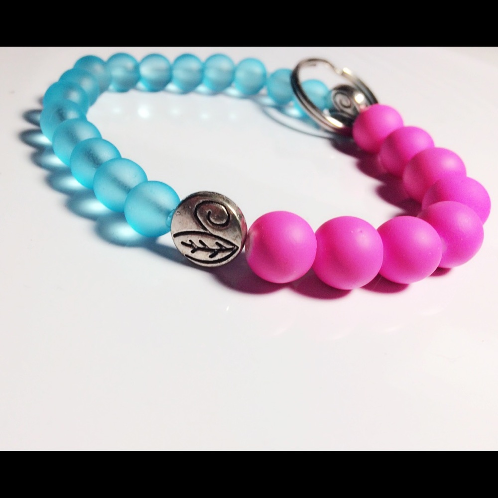 Stretchy keychain. Made with glass and polymer