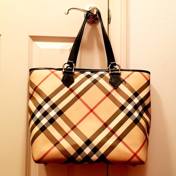 Burberry Handbags - LARGE AUTHENTIC BURBERRY NOVA PURSE
