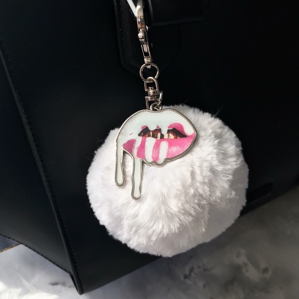 ⬇️Nip/Kylie's Iconic DrippingLips KeyChain/Wht/Slv - Picture 2 of 2