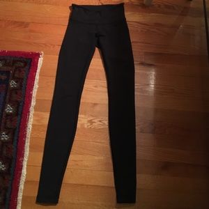 Black Lulu Lemon Wunder Under - size 2