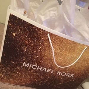 Meet your Posher, Avery