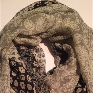 Black and cream BANDANA patterned scarf 👍🏻