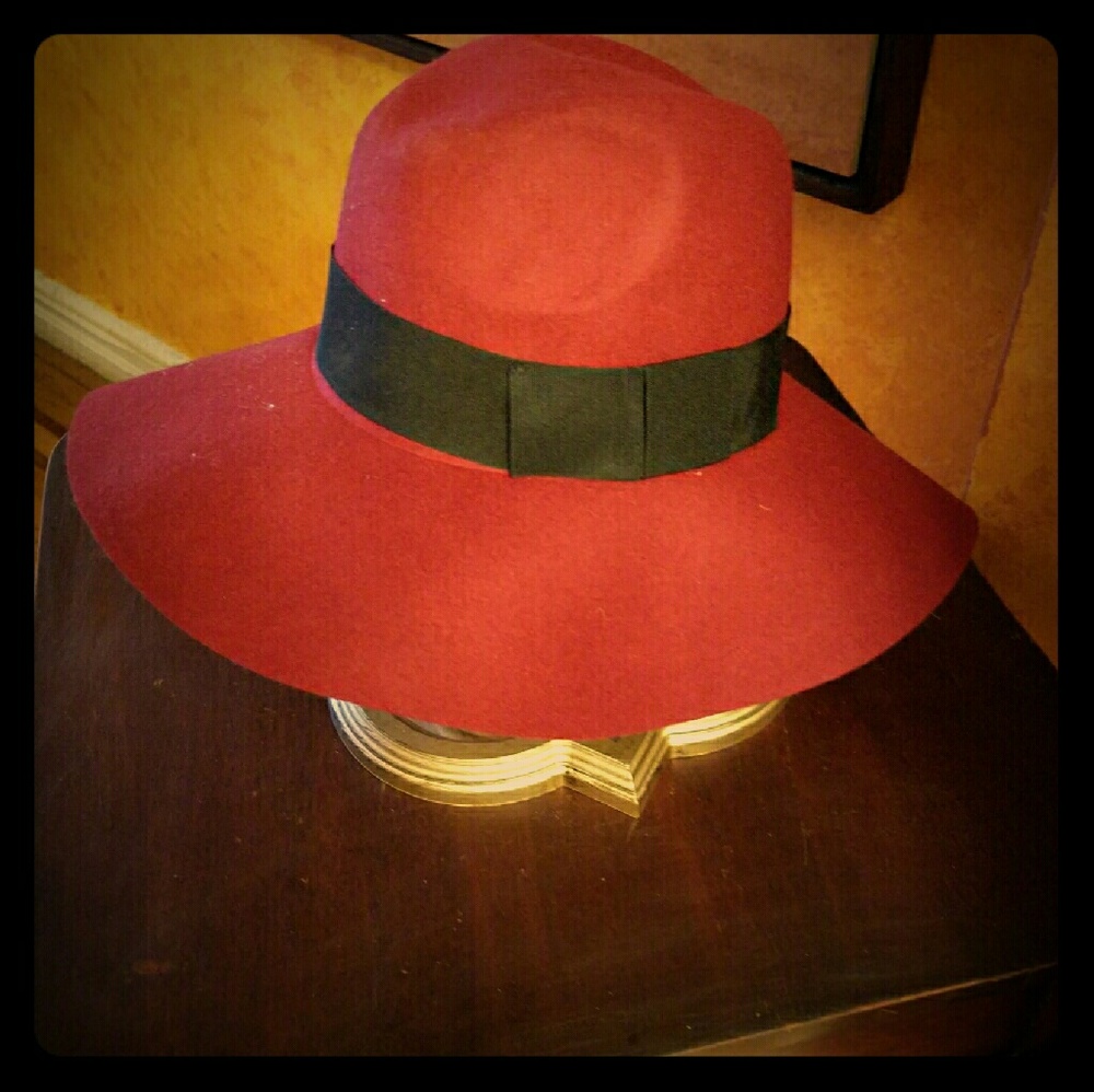 Wine/dark red hat