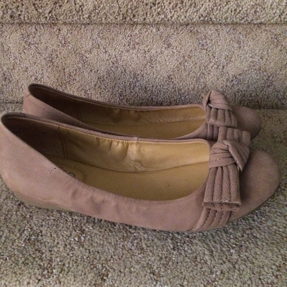 Nude suede flats👡👡👡