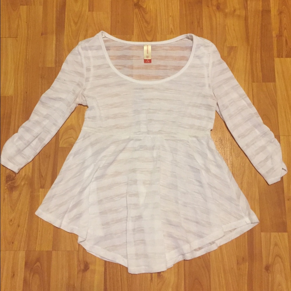 White fitted and flowy top