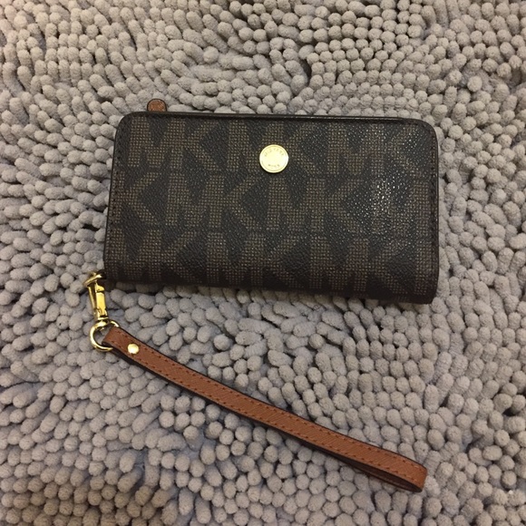 Michael Kors Handbags - Michael Kors Wallet Wristlet