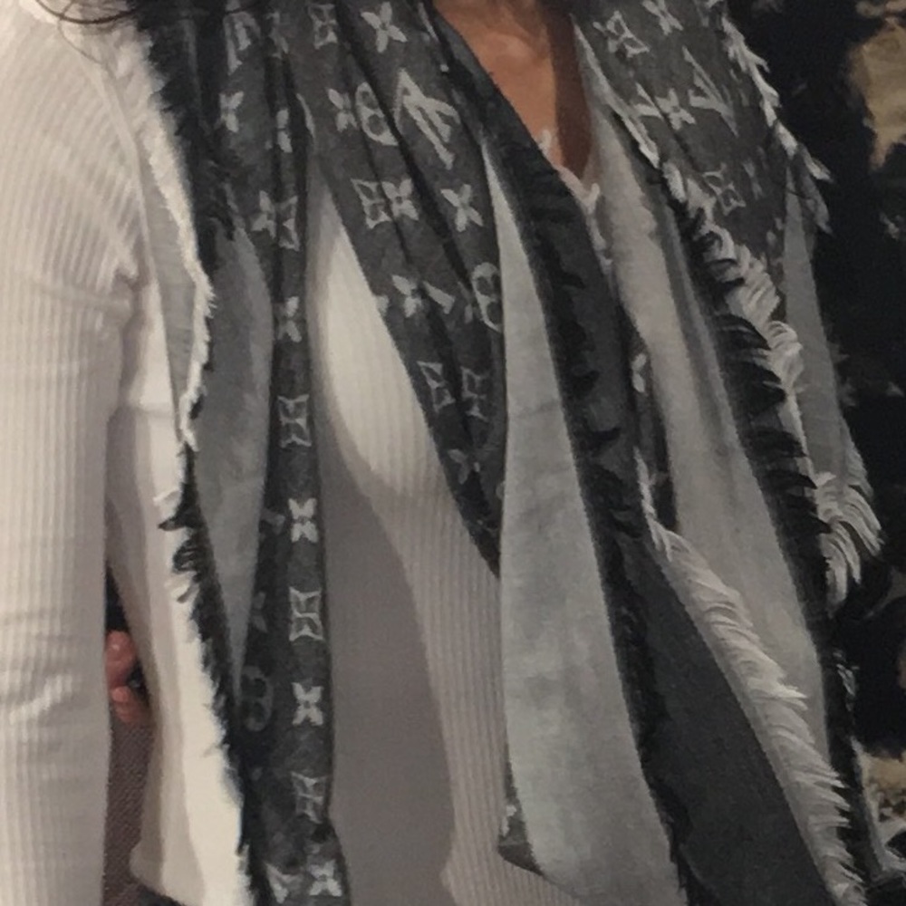 Only worn once Louis vuitton scarf