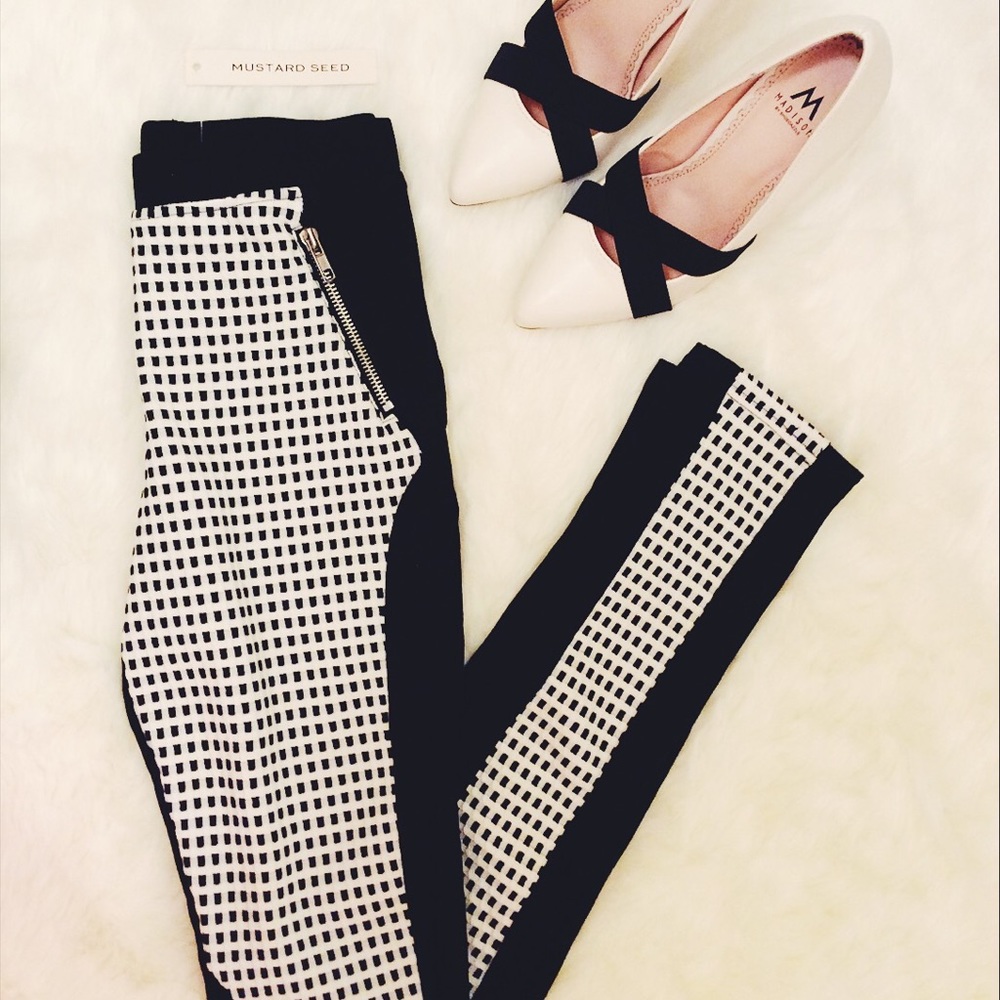 Adorable Black & White Leggings! 🖤