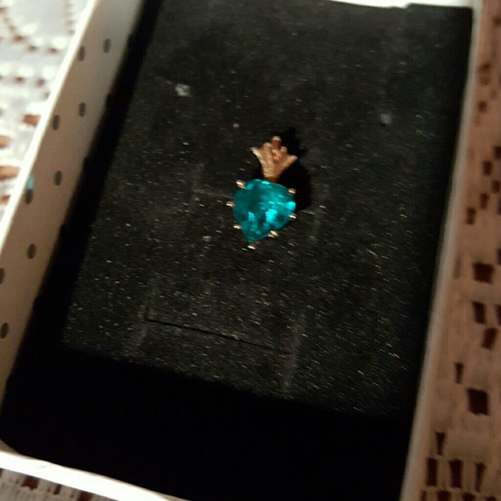 EMERALD GREEN SYNTHETIC QUARTZ PENDANT