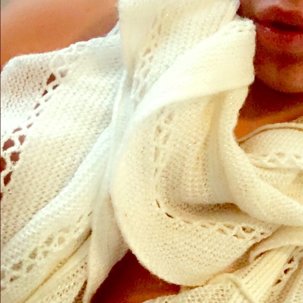 Cute beige scarf, hardly worn ⛄️