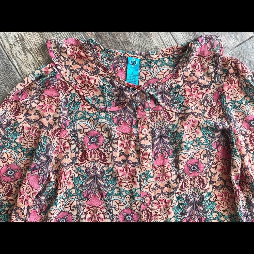 Floral D collection Button Down Blouse - Picture 3 of 4