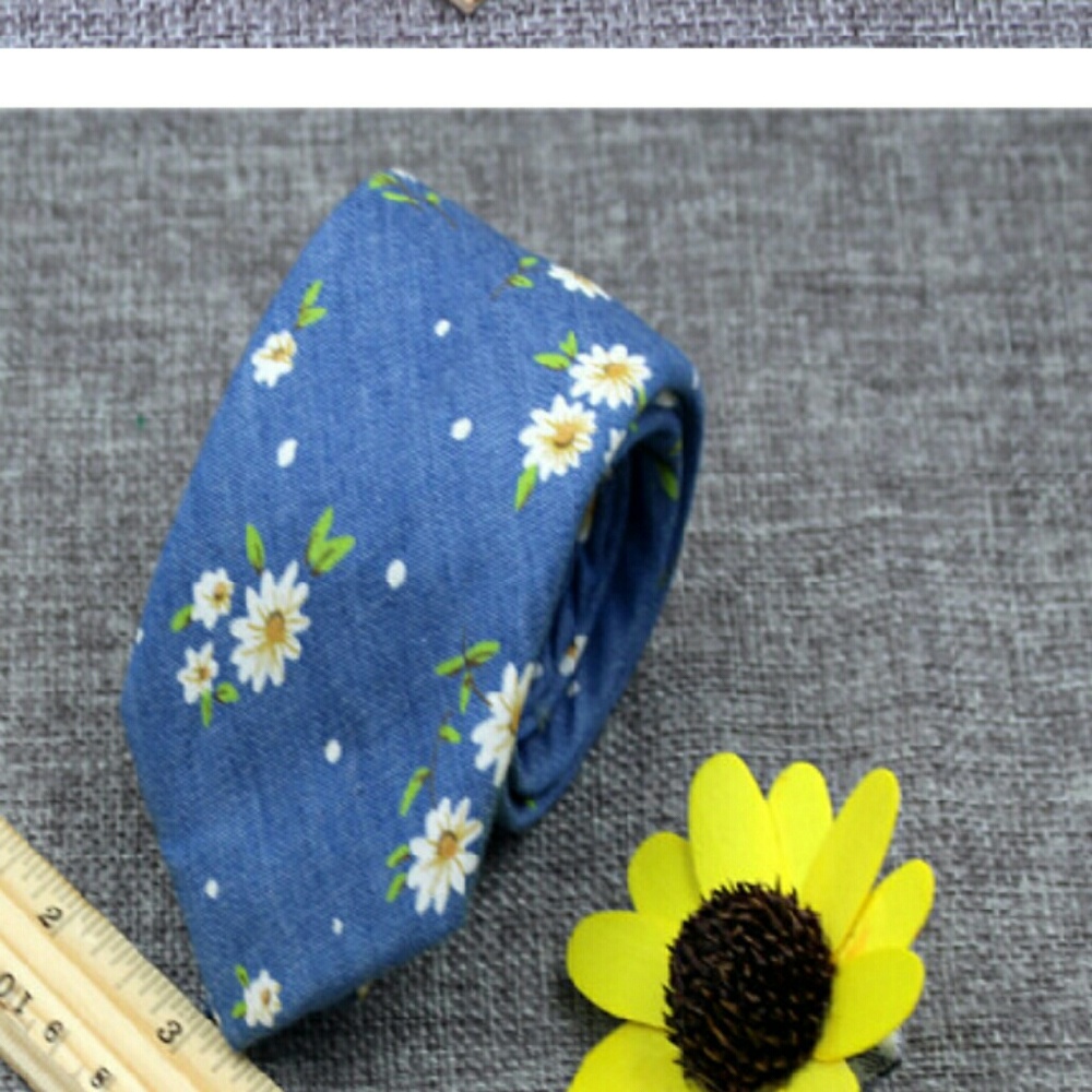Blue foral tie