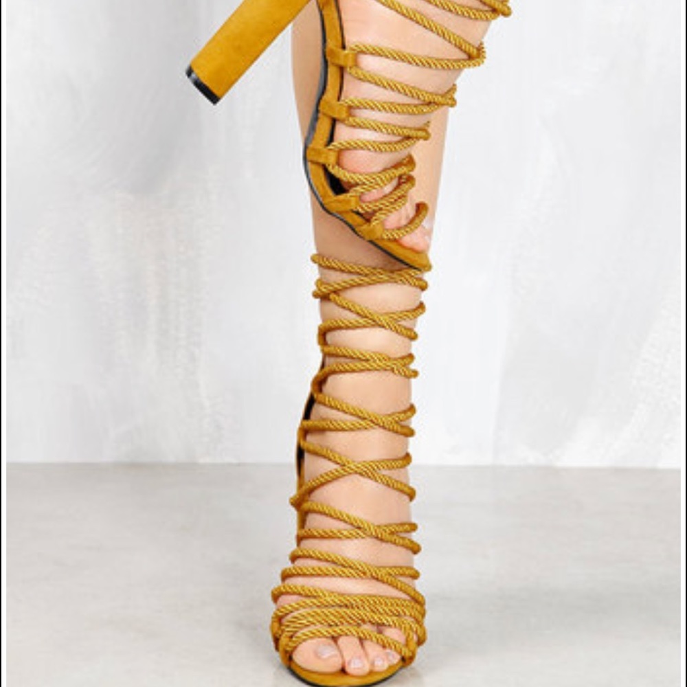 LOLASHOETIQUE laced up chunky heel!!