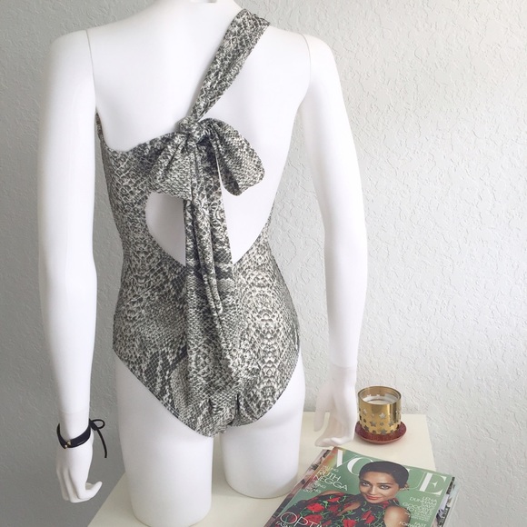 Half shoulder one piece swimsuit. - Picture 2 of 4