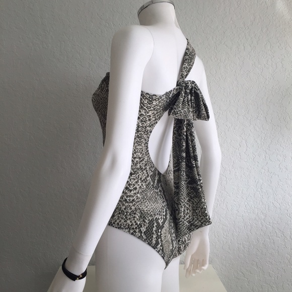 Half shoulder one piece swimsuit. - Picture 3 of 4