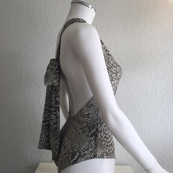 Half shoulder one piece swimsuit. - Picture 4 of 4