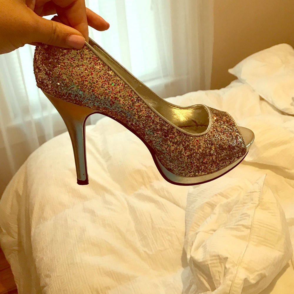 Size 8 1/2 glitter peep toe pump